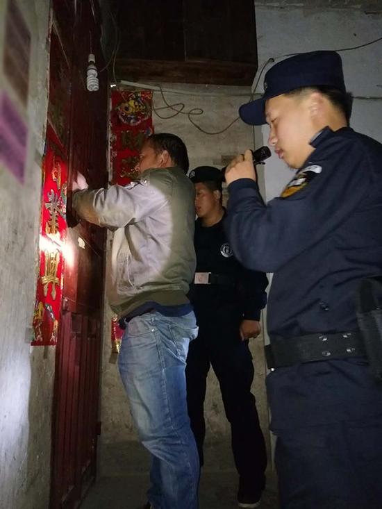 自贡粗心妈妈误将幼女锁家中 民警全城寻开锁师傅开门