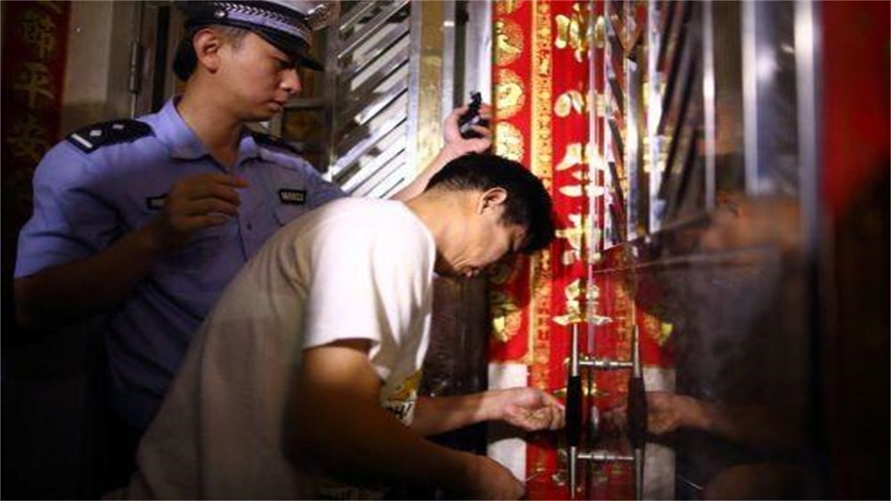 自贡请开锁师傅开了锁后，师傅为什么一般都不进门，就算主人请也不进去？